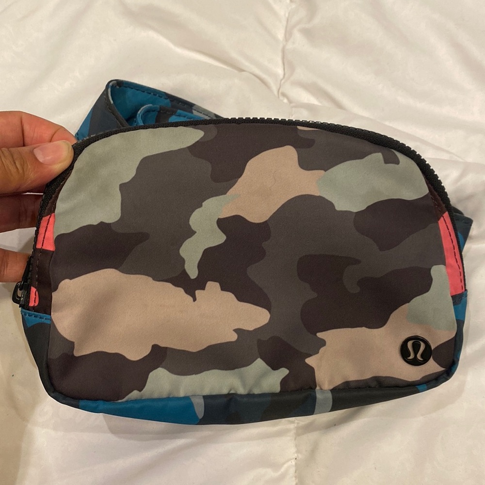 Lululemon everywhere belt bag fanny pack camo